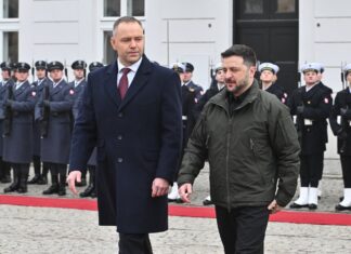 Zelenski a returnat decorația retrasă de președintele Poloniei. „Dacă poate rămâne în posesia lui Mussolini și Gerhard Schröder, nu vom contesta acest lucru”