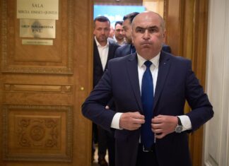 Cel mai violent atac la adresa lui Ilie Bolojan vine chiar din PNL, în timpul congresului: „Un farseur nepriceput, agresiv și încăpățânat. Omoară partidul”. Ceai, cremă de gălbenele și trimiteri la LGBT