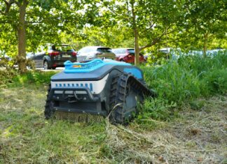 Robotul care tunde iarba, testat de Primăria Sectorului 3. „Se descurcă bine pe teren denivelat” / Cât costă unul