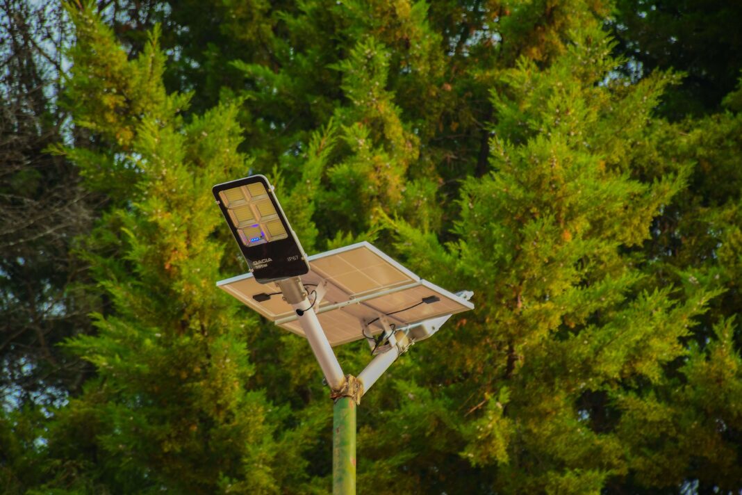 Ce proiector LED să alegi pentru curte și fațadă - câți wați și lumeni ai nevoie, ce înseamnă IP65?