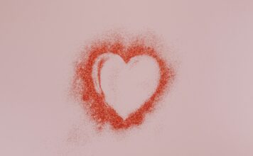 Codul nescris al iubirii: Cum abordează femeile vs. bărbații relațiile de cuplu