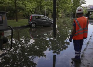 Probleme cu alimentarea cu energie electrică în mai multe zone din București. „Stăm fără curent de 21 de ore. S-au dezghețat frigiderele, s-a stricat mâncarea”
