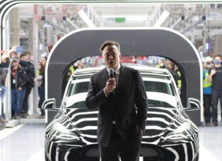 Elon Musk nu mai dorește ca Tesla să producă doar mașini electrice, iar asta pune presiuni tot mai mari pe companie