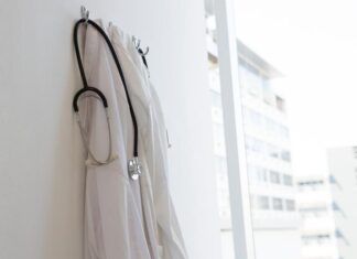 CNA sesizează Poliția. Cazul unei influencerițe care se dădea medic pe Instagram și cel al unei femei prezentate drept „doctor” la Etno TV fără să fie