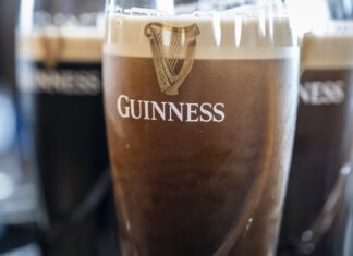 Cum a ajuns investiția de 70 de milioane de dolari a unei companii de familie în Guinness Nigeria, când multinaționalele plecau, să valoreze acum peste 350.000.000 de dolari
