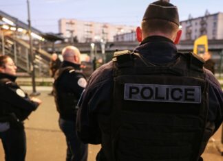 Anchetă de terorism la marginea Parisului, după găsirea unor arme. Sute de persoane evacuate din zonă