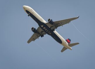 Un avion care ateriza la Chicago a fost lovit de un foc de artificii. „Tocmai am auzit o bubuitură”