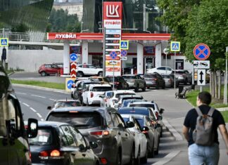 Benzină în funcție de numărul mașinii, raționalizarea la care recurg tot mai multe regiuni din Rusia. Penurie provocată de atacurile ucrainene