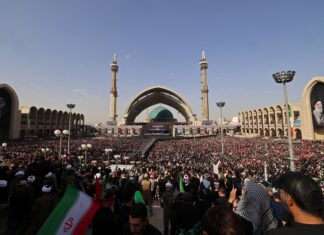 Imagini din Teheran: zeci de mii de oameni, la funeraliile lui Ali Khamenei