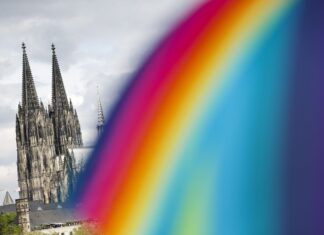 Paradă Pride cu 1 milion de spectatori la Köln. „Cea mai mare manifestaţie în favoarea democraţiei din Germania”