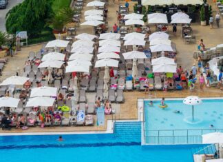 Peste 60 de turiști au ajuns la spital în Spania, după ce au înotat în piscina hotelului