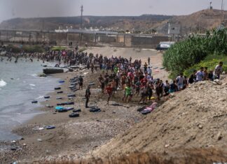 Criza migranților din exclava spaniolă Ceuta ia amploare. Madridul trimite armata / Măsură extraordinară analizată la Roma