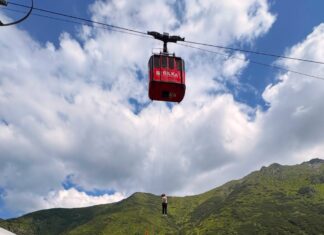 Senzații tari în telecabina de la Bâlea, din cauza unei defecțiuni. Turiștii au fost coborâți pe cabluri de Salvamont