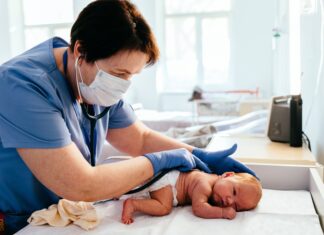 TikTok alarm: Vitamina K, administrată de zeci de ani nou-născuților, este acum refuzată de unii părinți. Un neonatolog explică riscurile