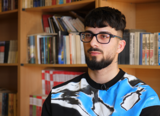 Povestea lui Ovidiu, tânărul arestat pentru că și-a atacat tatăl adoptiv cu un topor. „Totul a început cu o țigară și un anturaj”