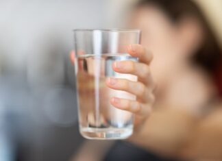 Creatina nu cere o sticlă uriașă: cu câtă apă se ia și cât bei într-o zi Creatina nu cere o sticlă uriașă: cu câtă apă se ia și cât bei într-o zi