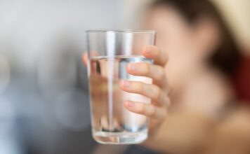 Creatina nu cere o sticlă uriașă: cu câtă apă se ia și cât bei într-o zi
