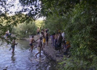 Ciorlogârla, locul de bălăceală unde se adună lucrători din Asia și români. „Își fac de mâncare, se îmbăiază, apoi strâng totul și pleacă”