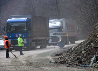 Restricţiile privind circulaţia TIR-urilor pe Valea Oltului, prelungite până la 15 noiembrie