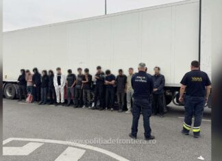 15 migranți găsiți într-un camion la Calafat. Erau ascunși printre baxuri cu apă și șervețele