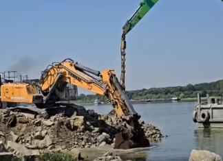 O nouă operațiune, astăzi, pe Dunăre. Patru barje, scufundate pentru a devia cursul apei