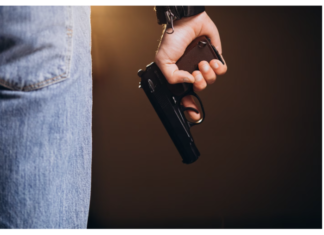 Procurorul care a tras cu pistolul la terasa unui local a fost lăsat în libertate de Curtea de Apel din Alba-Iulia