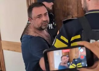 Cazul procurorului care a intrat cu pistolul într-un local. Cine a tras, de fapt, cu arma / Critici după ce a fost adus în instanță într-un tricou rupt