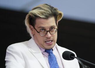 Comentatorul britanic de extremă dreaptă Milo Yiannopoulos, care pleda pentru deportarea sumară a imigranţilor din SUA, a fost reţinut de ICE şi va fi expulzat