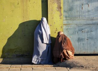 Jumătate din femeile din Afganistan au ajuns să nu mai iasă din case aproape deloc de teama talibanilor