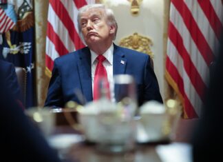 Popularitatea lui Trump, la cel mai scăzut nivel din mandat. Republicanii pierd teren pe un subiect cheie, înaintea alegerilor din noiembrie
