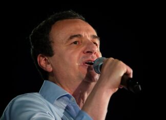 Scene tensionate în parlamentul din Kosovo: Premierul Albin Kurti a fost atacat cu ouă de o parlamentară din opoziție