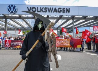 Șeful Volkswagen s-a confruntat cu angajații nemulțumiți de concedierile masive plănuite