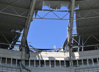FOTO Un atac al Rusiei a provocat pagube semnificative la unul dintre cele mai mari stadioane din Ucraina. Două persoane rănite