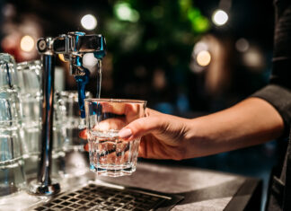 Cere apă de la robinet în orice restaurant, cafenea sau cantină. De doi ani, legea spune că trebuie să ți-o ofere gratuit