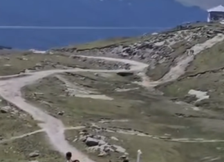 Imagini cu doi tineri care merg pe Platoul Bucegi cu trotinetele