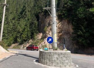 După ce au lăsat un stâlp în mijlocul şoselei, au „inventat” și un sens giratoriu în jurul acestuia. Situația inedită dintr-o comună din Alba – FOTO