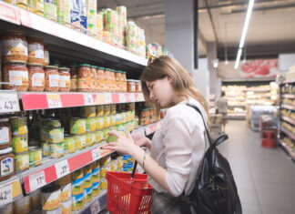După ani de consum pe datorie, nota de plată ajunge la retail: vânzările scad cu aproape 6%