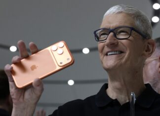 Apple va continua să îi plătească lui Tim Cook o sumă uriașă, deși s-a retras din funcția de CEO